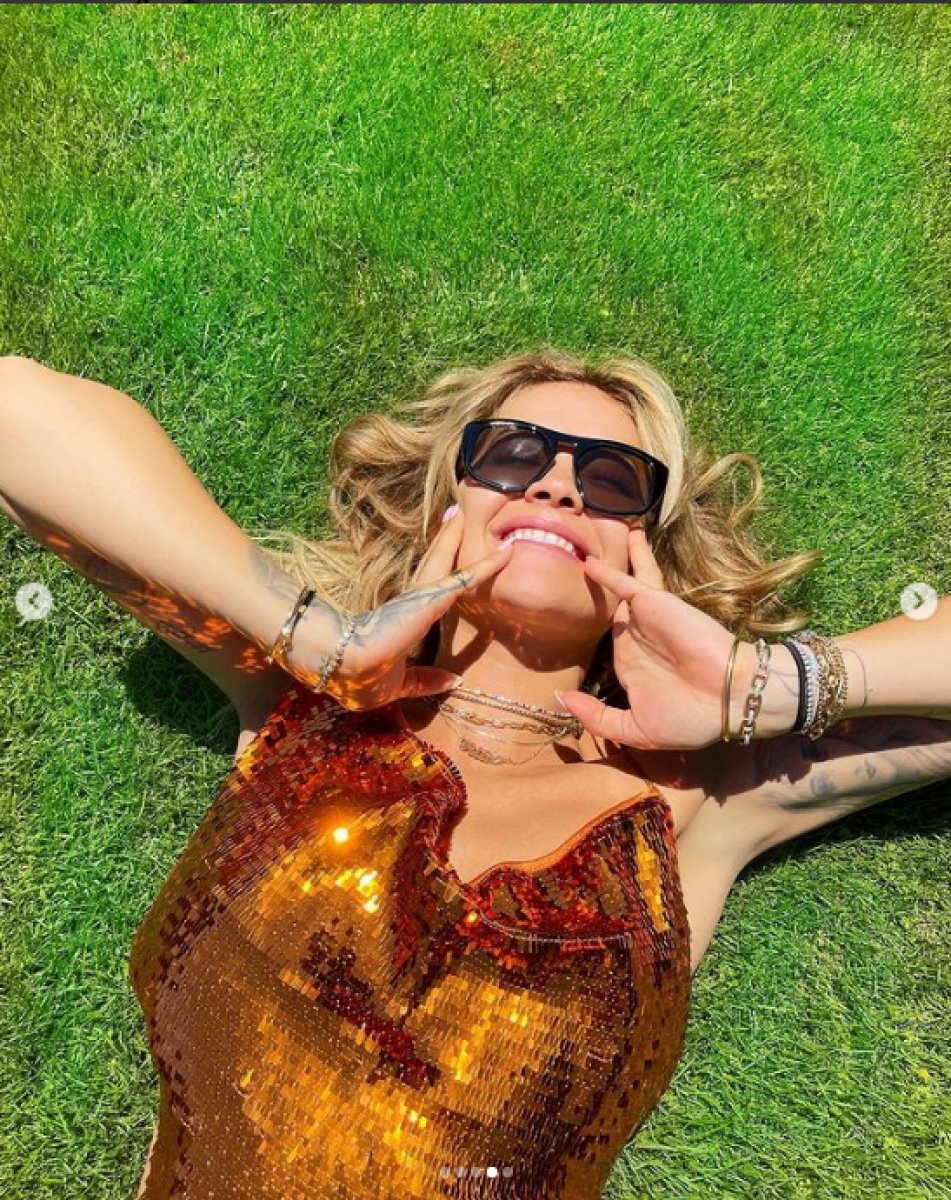 Rita Ora güneşlenirken poz verdi #1