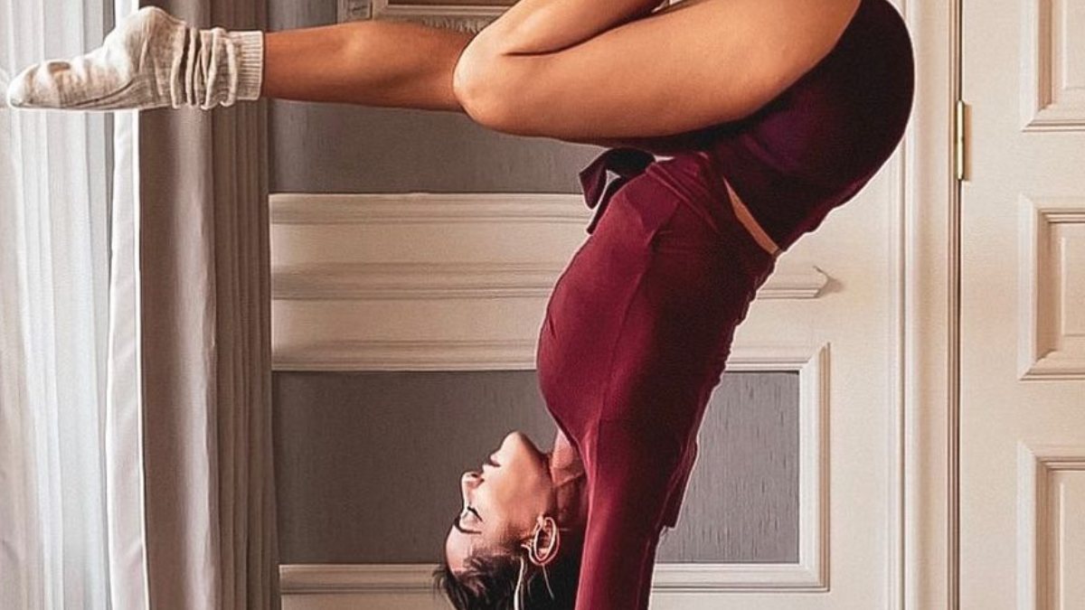 Zeynep Tokuş, zor hareketleri deniyor Zeynep Tokuş'un yoga pozları FOTO GALERİ